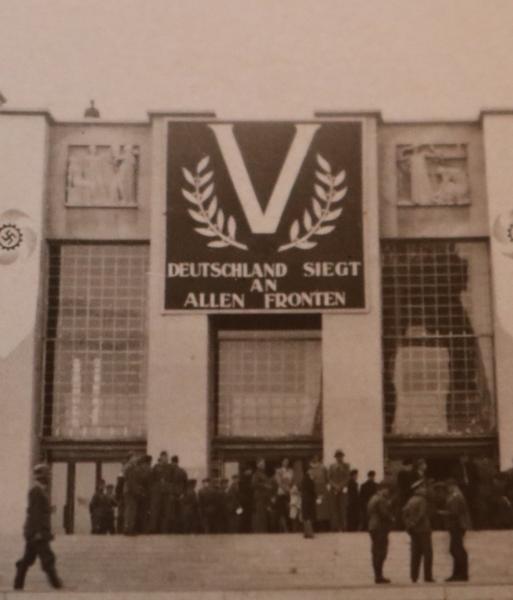 altes Foto - Gebäude - Ort ??  Ausstellung V-Zeichen - Deutschland siegt an allen Fronten